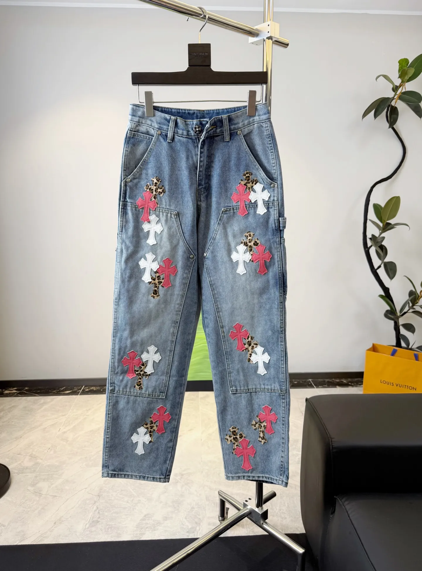 P280 Style number: D314 Chrome Hearts Chrome Hearts workwear pink leopard print washed blue jeans Size: s-XXL (28 30 32 34 36) Color: washed blue Size reference 28 pants length 100 waist 72 30 pants length 101 waist 76 32 pants length 103 waist 80 34 pants length 104 waist 84 36 pants length 106 waist 88